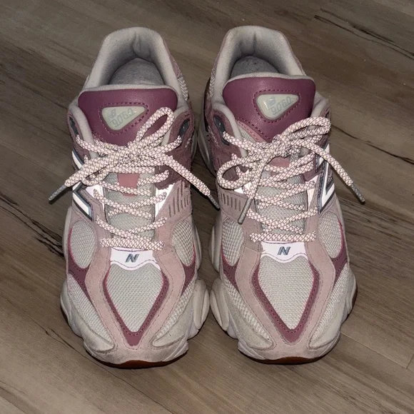 New Balance 9060 size 8.5 women’s sneakers TEMPORARILY UNAVAILABLE-read details - Picture 3 of 13